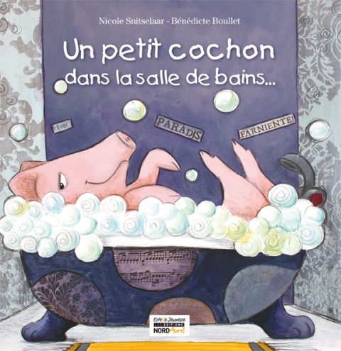 Un petit cochon dans la salle de bain